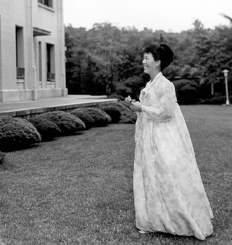 한복을 즐겨입은 육영수여사 모습-출처:육영수여사 전자기념관