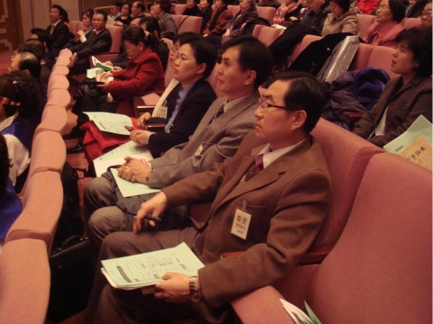 시상식을 지켜보는 국회의원회관 축하객들