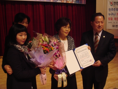 한나여전도회와 마리아여전도회의 꽃다발 증정