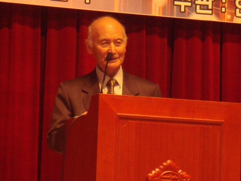 축사하는 한국문단 정기환 회장(전북)