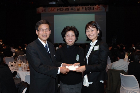 SK C&C 08년도 신입사원 노주영씨(사진 맨오른쪽)가 부모님께 ‘감사의 편지’를 전달하는 모습