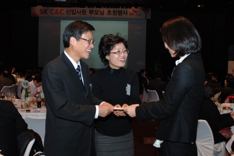 SK C&C 08년도 신입사원 노주영씨(사진 맨오른쪽)가 부모님께 ‘감사의 편지’를 전달하는 모습