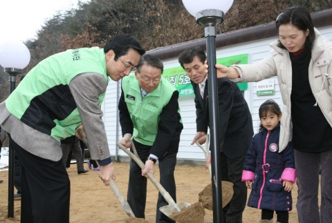 LIG손해보험이 12일 강원도 양구에서 가진 ‘희망의 집’ 완공식에서 구자준 부회장(좌측 두번째), 김병헌 부사장(좌측 첫번째), 김대영 양구 부군수(좌측 세번째)이  예민이(우측 두번째)네 가족과 함께 ‘희망의 등’을 설치하고 있다.