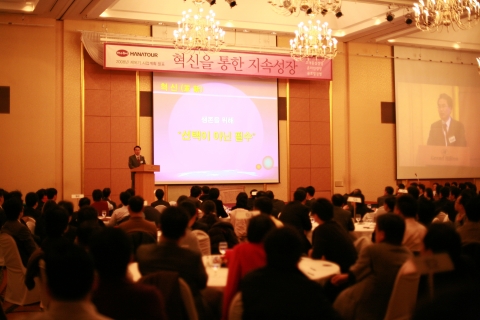 사업계획을 발표하고 있는 박상환 하나투어 대표이사.