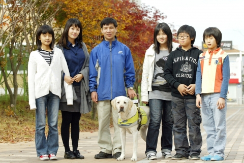 ‘넌 내 친구야’에 출연한 탤런트 정선경씨와 고양가좌초등학교 학생들과 특별출연한 유석종씨와 안내견 강토
