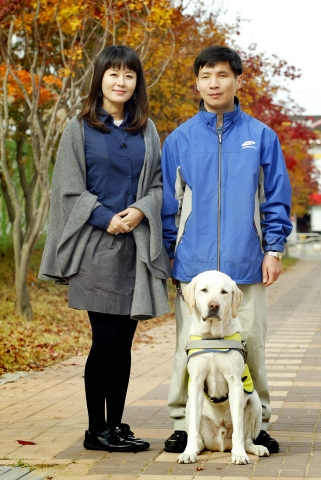 특별출연한 유석종씨와 안내견 강토와 기념촬영한 탤런트 정선경씨