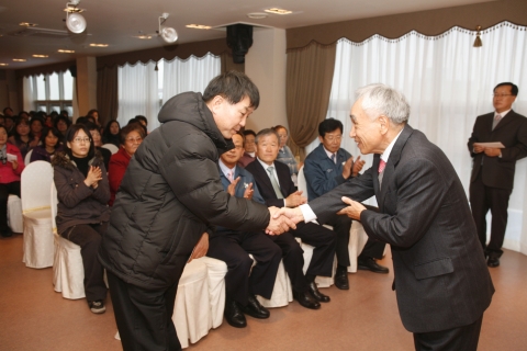 현대중공업 협의회가 12월 12일 한마음회관에서 ‘사랑의 성금’을 전달했다.