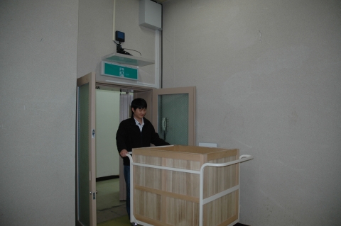 국립고궁박물관 담당자가 수장고에서 RFID 시스템을 통과해 유물을 반출하고 있다.