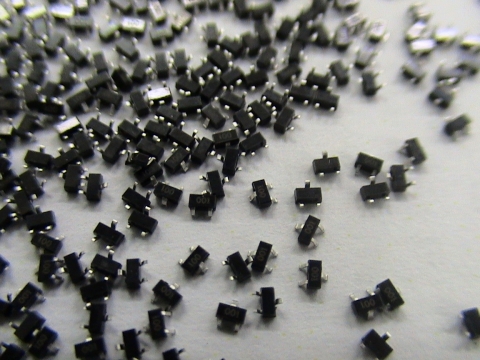 ETRI가 개발에 성공한 MIT 딥형(Dip type) 소자의 모습           - 임계온도 스위치로 세개의 발이 달린 모습, 두발은 단자 1,2이며 다른 하나는 방열단자임