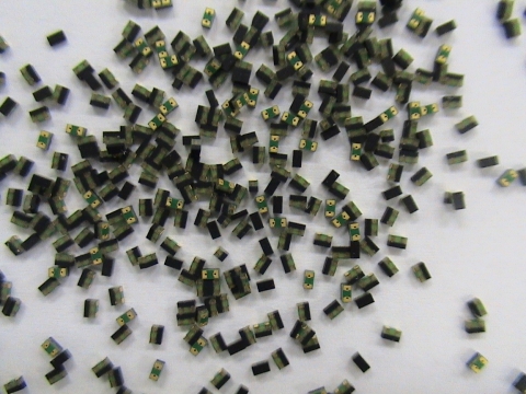 ETRI가 개발에 성공한 MIT 딥형(Dip type) 소자의 모습           - 임계온도 스위치로 세개의 발이 달린 모습, 두발은 단자 1,2이며 다른 하나는 방열단자임