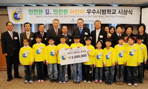 르노삼성자동차 장 마리 위르띠제 사장(좌측에서 6번째)이 어린이 교통안전 교육 프로그램인 <2007 안전한 길, 안전한 어린이>에 대한 시상식을 한 후 환하게 웃고 있다.