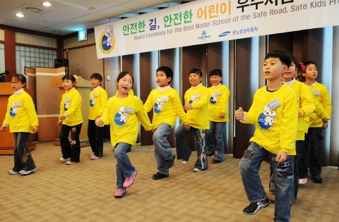 <2007 안전한 길, 안전한 어린이> 시상식 중 어린이들이 안전하게 횡단보도를 건너는 모습을 선보이고 있다.