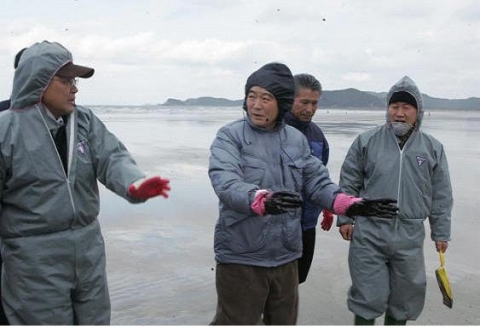 신두리 피해현장에서 복구대책을 점검하고 있는 김종민장관