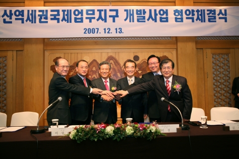 코레일(사장 이철)은 국내 최대 규모의 프로젝트파이낸싱(PF) 사업인 ‘용산역세권 국제업무지구 개발사업’의 공동사업자가 삼성물산 등 26개 법인으로 구성된 ‘드림허브컨소시엄’으로 최종 확정하고  13일 오전 11시 신라호텔 영빈관 1층 루비홀에서 컨소시엄 대표사인 삼성물산을 비롯한 롯데관광개발, 국민연금 등 주요 출자자들과 협약식을 체결했다.  왼쪽부터 평가관리위원회 김동건 위원장, 국민연금 오성근 기금운용본부장, 삼성물산 이상대 사장, 코레일 이철 사장, 롯데관광개발(주) 김기병 회장, 사업자평가위원회 백봉기 위원장