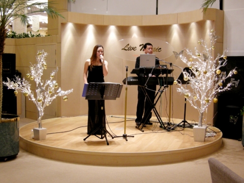 뷔페레스토랑 경쾌한 라이브 캐롤송 연주