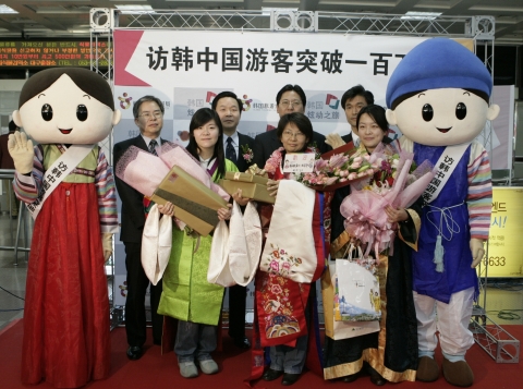 뒷줄 왼편부터 한국관광공사 홍주민 관광마케팅본부장, 중화인민공화국국가여유국 서울지국장 장씨룡(Zhang Xilong), 중화인민공화국 공사참사관 류사오빈(Liu Shaobin), 문화관광부 모철민 관광산업본부장 순입니다. 앞줄은 왼편부터 100만 1번째 입국 중국인 관광객 리팅(Li Ting)씨, 100만번째 입국 중국인 관광객 왕웨이(Wang Wei)씨, 99만9999번째 입국 중국인 관광객 시아리안(Xia Lian)씨