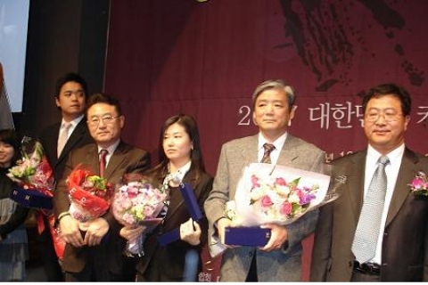 ‘2007 대한민국 커뮤니케이션 대상 전자사보 부문 수상자들. 맨 오른쪽이 김흥기 한국사보협회 회장, 오른쪽에서 세번째 행자부 『혁신의 창』.