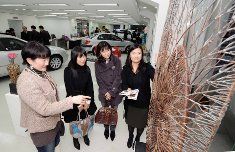 기아차 내년 1월 프리미엄 대형 SUV인 모하비(MOHAVE) 출시 홍보를 위해 기아차 동대문지점에서 다음달 11일 까지 모하비 차명을 딴 문화 예술 작품 전시회 ‘모하비 전(展)’을 연다.