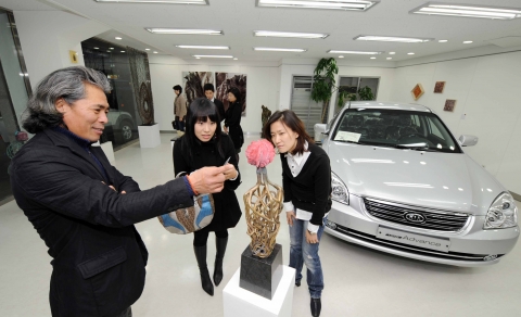 기아차 모하비 작품전(왼쪽 중앙대 조소과 양태근 교수)