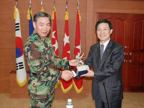 왼쪽 제6군단장 정두근 중장, 오른쪽 증권예탁결제원 조성익 사장