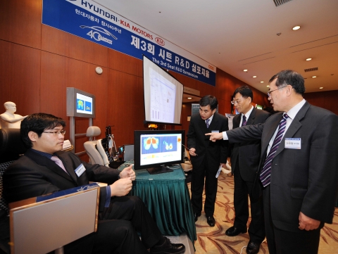 현대·기아차가 국내 시트품질 향상 방안을 도모하기 위해 18일 실시한 『시트 R&D 심포지엄』에 참가한 현대·기아차 및 협력업체 관계자들이 체중의 압력을 시트가 자동 인식하는 신기술을 시연하고 있다.