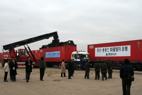 판문역에서 남북 화물열차에 컨테이너 적재하는 모습