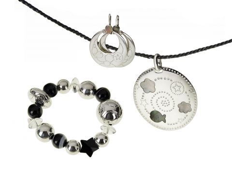 오닉스 스톤 소재로 한 팔찌, 자개와 실버를 소재로 한 목걸이, 귀걸이 세트