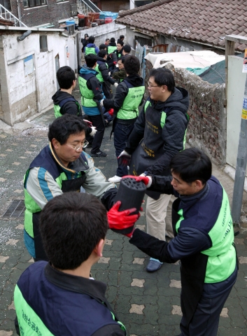 대한상공회의소 임직원 20여명이 18일 동작구 동작동에서  독거노인 및 저소득가구에 직접 연탄을 배달하고 있다.