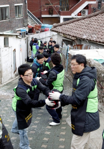 대한상공회의소 임직원 20여명이 18일 동작구 동작동에서  독거노인 및 저소득가구에 직접 연탄을 배달하고 있다.