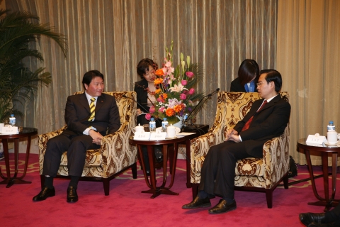 SK 최태원 회장이 수슈린(蘇樹林) 시노펙 회장과 환담을 나누고 있는 모습