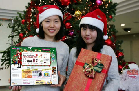 하나로텔레콤은 크리스마스 연휴와 연말을 맞아 하나TV, 하나포스 고객을 위한 푸짐한 경품행사와 다양한 볼거리를 마련했다. 하나로텔레콤 직원들이 하나로텔레콤 연말 이벤트를 소개하고 있다.