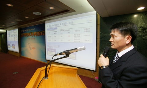 2007년 하반기 6시그마과제 완료 보고회에서 제주우편집중국 김병철씨가 ‘집중국 운영 효율화를 통한 비용절감 방안’에 대해  발표하고 있다.