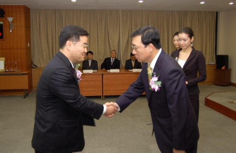 전상우 특허청장이 동화약품공업(주) 오윤석 발명자에게 세종대왕상을 시상하고 있다.(사진 오른쪽 전상우 특허청장)