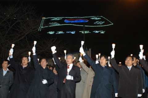 박승호 포항시장을 비롯한 100여명의 포항시 간부공무원들은 20일 오후 7시 포항시 남구 양학동 절개지에 설치된 ‘2008 희망 태극기’ 앞에서 새출발 새다짐을 결의하고 있다