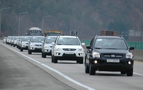 기아자동차는 22일부터 23일까지 1박 2일간 기아차 홈페이지의 ‘스포티지와 함께하는 여수 테마여행’ 이벤트에 응모한 고객 중 10가족을 선정, 총 40여명에게 여수 주요지역을 여행하는 기회를 제공했다. 사진은 참가자들이 호남고속도로를 달리며 스포티지 로드쇼를 벌이고 있는 모습.
