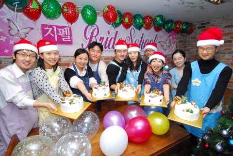 삼성전자 지펠이 22일 결혼을 앞둔 연인 10쌍을 초대해 크리스마스 케이크 만들기를 주제로 제9회 ‘지펠 브라이드 스쿨’을 신사동 라퀴진에서 개최했다. 결혼 전 따뜻한 추억을 만들기 위해 행사에 참석한 예비 신랑신부들이 크리스마스 장식을 직접 한 케이크를 선보이며 애정을 뽐내고 있다.