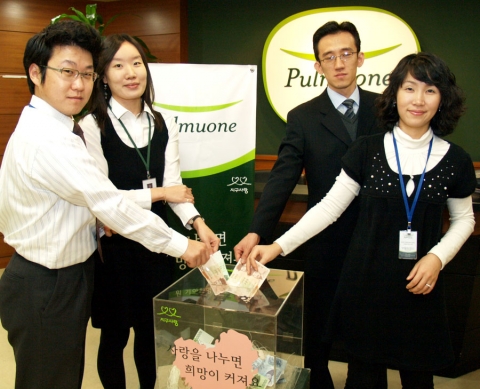 풀무원 조직원들이 기아체험 행사를 통해 점심값 모금에 참여하고 있다.