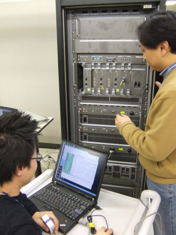 ETRI가 세계최초로 개발에 성공한 E-DMBR(등화형 동일채널 중계기)를 연구진이 시연하고 있다.