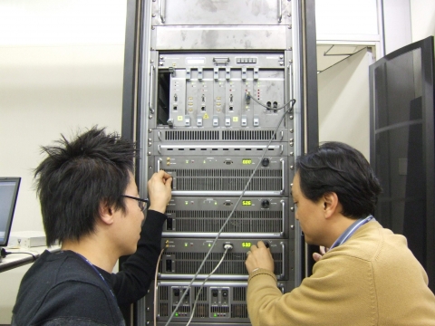 ETRI가 세계최초로 개발에 성공한 E-DMBR(등화형 동일채널 중계기)를 연구진이 시연하고 있다.