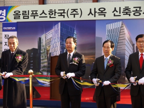 24일 오후 2시 30분, 삼성동에서 열린 올림푸스한국 R&D센터 기공식에서 방일석대표가 시삽 및 테이프커팅을 하고 있다. 올림푸스이미징㈜ 오쿠보 사장(左)과 올림푸스한국방일석대표(中) 올림푸스한국 최재식 전무(右)