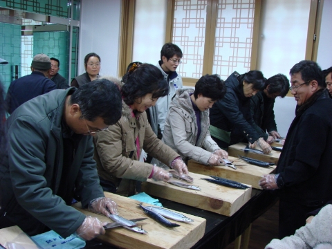 지난 22일 1박2일로 구룡포 성동3리 “메뚜기마을”에서 농촌체험에 참석한 가족들이 과메기 만들기와 연날리기로 즐거운 한때를 보내고 있다