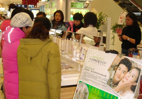 더페이스샵은 26일 중국 베이징의 쥔타이 백화점 1층에 매장을 오픈하고 중국 시장 확대에 본격적으로 뛰어들었다고 밝혔다.