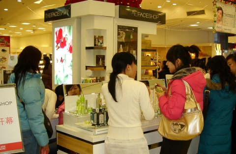 더페이스샵은 26일 중국 베이징의 쥔타이 백화점 1층에 매장을 오픈하고 중국 시장 확대에 본격적으로 뛰어들었다고 밝혔다.