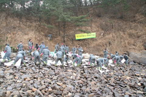 자원봉사 중인 임직원들