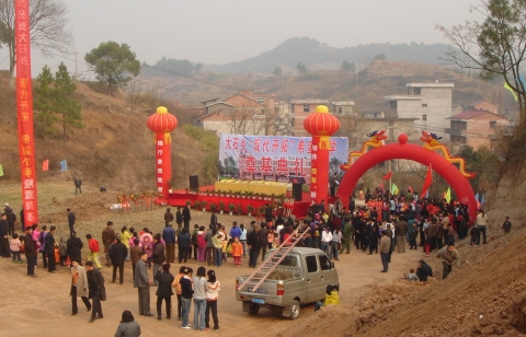 현대중공업이 최근 중국 강시성 상라오시 다스마을에서  ‘현대 개척 희망초등학교’의 착공식을 가졌다.