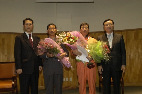 27일 서울 서대문소방서에서 열린 “2007년 소방영웅 시상식”에서 최고영웅소방관으로 선정된 경광숙 소방위(왼쪽에서 세번째)가 S-OIL 김동철 수석부사장(왼쪽에서 네번째), 소방