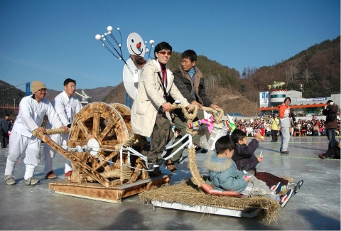 2007산천어축제 ‘금상’ 달리자우리함께 팀의 ‘자전거탄 풍경’