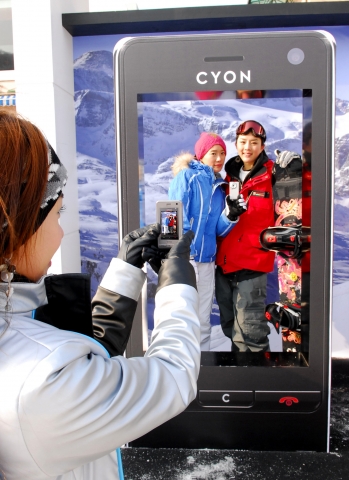 강원도 홍천 비발디파크 스키장을 찾은 젊은이들이 LG전자가 펼치고 있는 '뷰티와 함께하는 화이트 페스티벌' 행사장을 찾아 뷰티폰으로 기념촬영을 하고 있다.