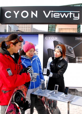 강원도 홍천 비발디파크 스키장을 찾은 젊은이들이 LG전자가 펼치고 있는 '뷰티와 함께하는 화이트 페스티벌'행사장을 찾아 LG전자 500만화소 카메라폰인 '뷰티폰'을 체험하고 있다.