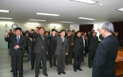 지난 2일 충남발전연구원 2008년 시무식에서 김용웅 원장을 비롯한 연구원들이 화이팅을 외치고 있다